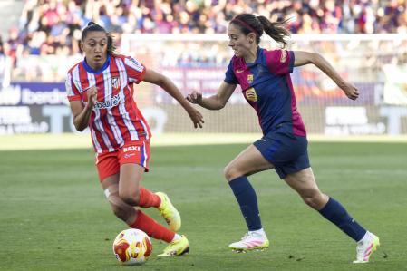 CORRIGE FOTÓGRAFO HUESCA, 07/06/2025.- La centrocampista del FC Barcelona Aitana Bonmati (d) se escapa con el balón durante la final de la Copa de la Reina que FC Barcelona y Atlético de Madrid disputan este sábado en el estadio de El Alcoraz, en Huesca. EFE/Javier Blasco