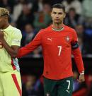 Munich (Germany), 08/06/2025.- Portugal's Cristiano Ronaldo (R) and Spain's player Lamine Yamal during the UEFA Nations League final match between Portugal and Spain in Munich, Germany, 08 June 2025. (Alemania, España) EFE/EPA/MIGUEL A. LOPES