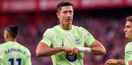 BILBAO, 25/05/2025.- El delantero polaco del Barcelona Robert Lewandowski (c) celebra tras marcar el segundo gol de su equipo durante el partido de la última jornada de LaLiga EA Sports, entre el Athletic Club y el FC Barcelona, este domingo en el estadio de San Mamés. EFE/ Javier Zorrilla