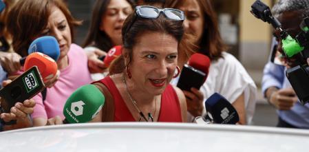 MADRID, 03/06/2025.- La militante socialista Leire Díez sale este martes, de la sede del PSOE en la calle Ferraz de Madrid. Leire Díez ha acudido esta tarde a la sede del PSOE en la madrileña calle de Ferraz para dar explicaciones sobre los audios publicados en los que se le escuchaba pedir información comprometedora sobre miembros de la UCO de la Guardia Civil que investigan casos cercanos al Gobierno. EFE/ Rodrigo Jiménez