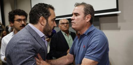 MADRID (ESPAÑA), 04/06/2025.- El empresario Víctor de Aldama (i), investigado en el caso Koldo, se encara con uno de los asistentes tras su aparición este miércoles en la comparecencia ante la prensa de la militante del PSOE Leire Díez en la que ha asegurado que "ha mentido en todo". EFE/ Chema Moya